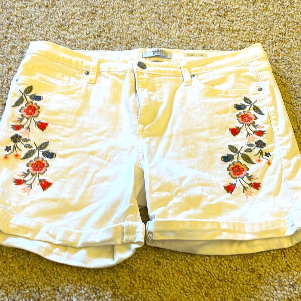 VINTAGE AMERICA WHITE EMBROIDERED SHORTS